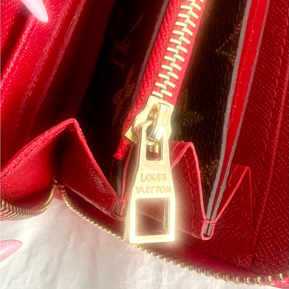 👑✅PRICE FIRM✅ Red and Brown Fashion Large Retiro Zip Around Wallet - Picture 8 of 16